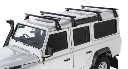 Kit de 4 barres de toit noires RHINO-RACK Heavy Duty 1500mm avec pieds pour Land Rover Defender 110 1993-2020, vue de dessus.