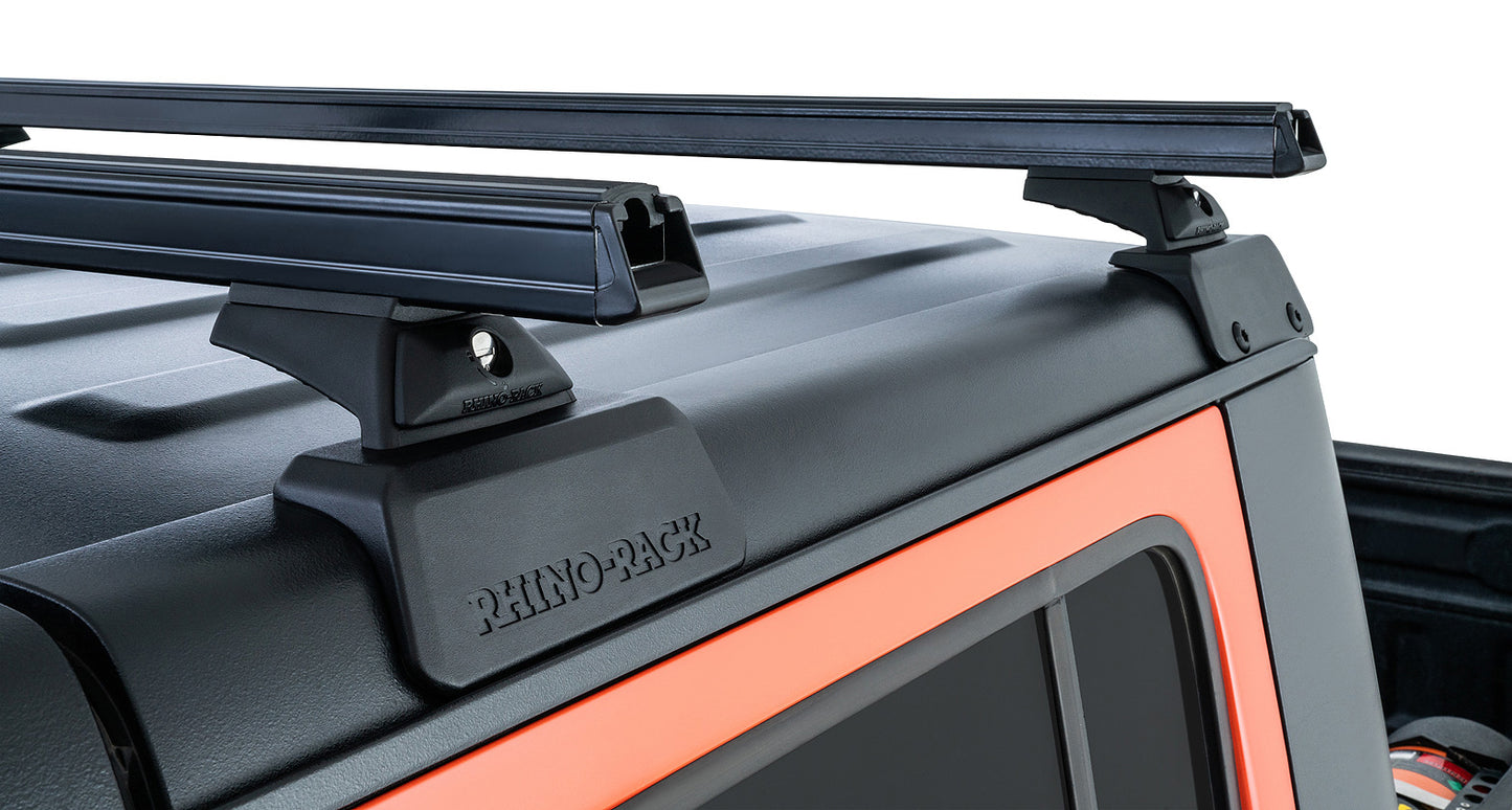 Kit de 2 barres de toit Backbone 1500mm pour Jeep Gladiator JT, de la marque Rhino-Rack, visibles avec fixation robuste.