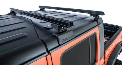 Kit de 2 barres de toit Backbone de 1500mm pour Jeep Gladiator JT, de la marque Rhino-Rack, installées sur le véhicule.