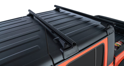 Kit de 2 barres de toit Backbone 1500mm pour Jeep Gladiator JT, de la marque RHINO-RACK, visibles sur le véhicule.