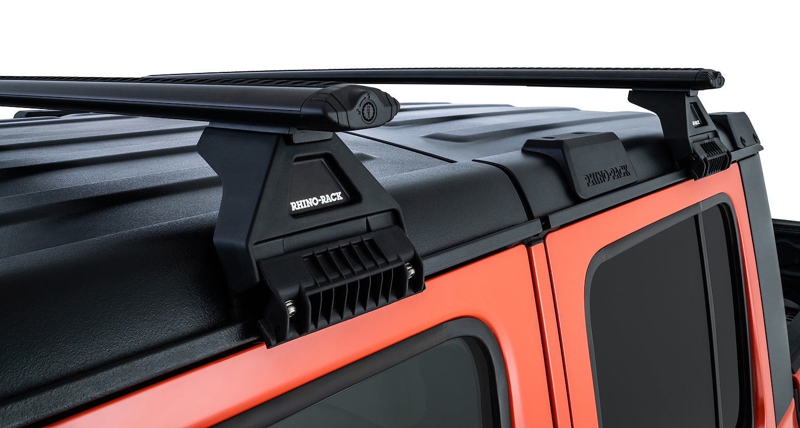Kit de 2 barres de toit de 1500mm pour Jeep JL et Gladiator JT de la marque RHINO-RACK, équipées pour le transport.