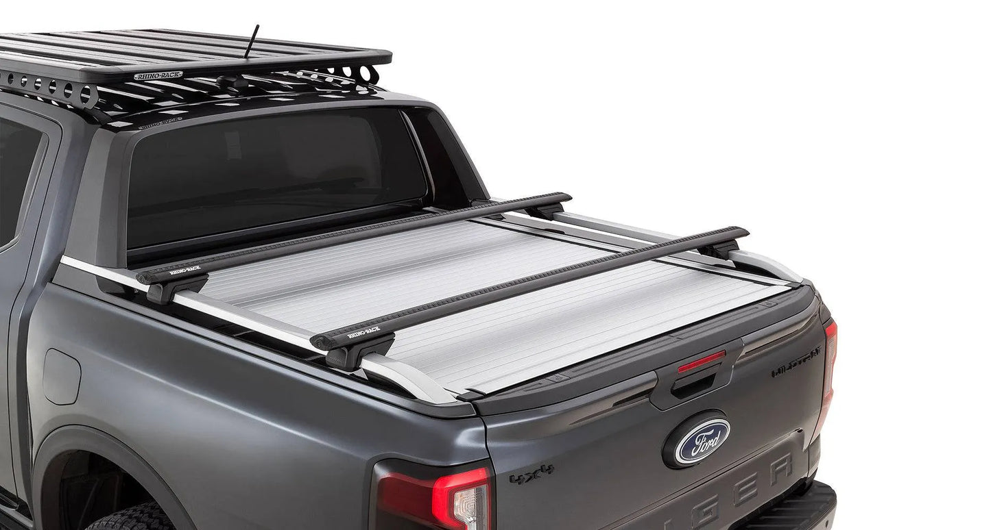 Kit de 2 barres de toit SPORTZ BAR RHINO-RACK pour Ford Ranger, Raptor et Amarok 2023+ sur véhicule, vue des barres de toit.