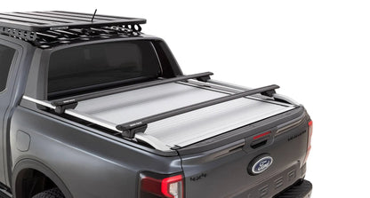 Kit de 2 barres de toit SPORTZ BAR RHINO-RACK pour Ford Ranger, Raptor et Amarok 2023+ sur véhicule, vue des barres de toit.