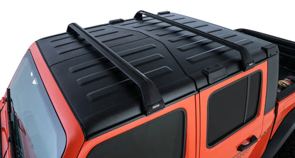 Kit de 2 barres de toit Vortex SG Noires de RHINO-RACK pour Jeep JK/JL/JT 4 portes, vue des barres installées.