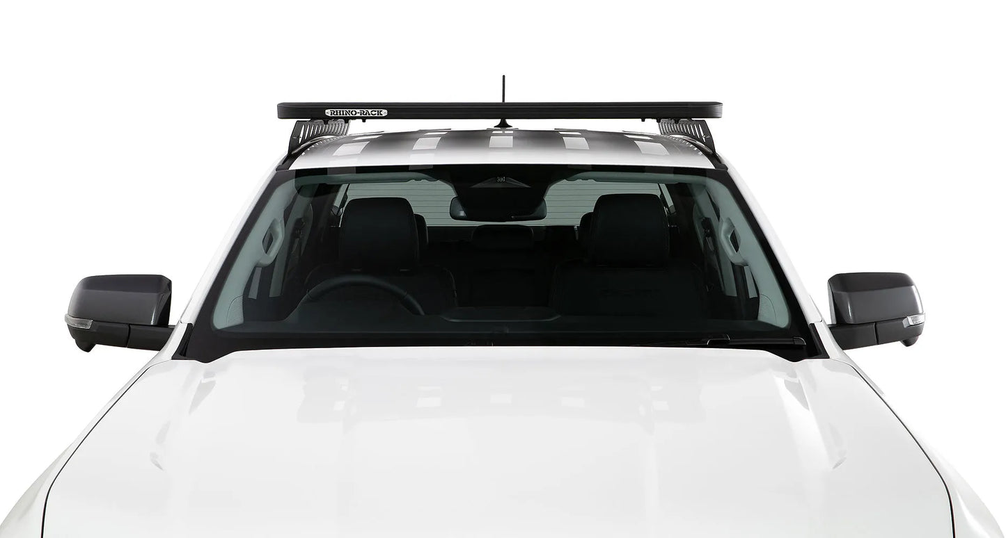 Kit galerie de toit Rhino-Rack Backbone pour Toyota Hilux Revo 2016+ avec barres de toit robustes et fixation solide.