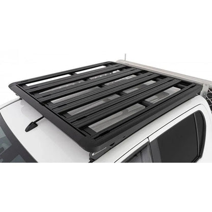 Kit galerie de toit Rhino-Rack Backbone pour Toyota Hilux Revo 2016+, avec barres robustes et supports fixes, installation sur toit.