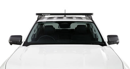Kit galerie de toit Rhino-Rack Backbone pour Toyota Hilux Revo 2016+ avec barres et fixation visible sur le toit du véhicule.