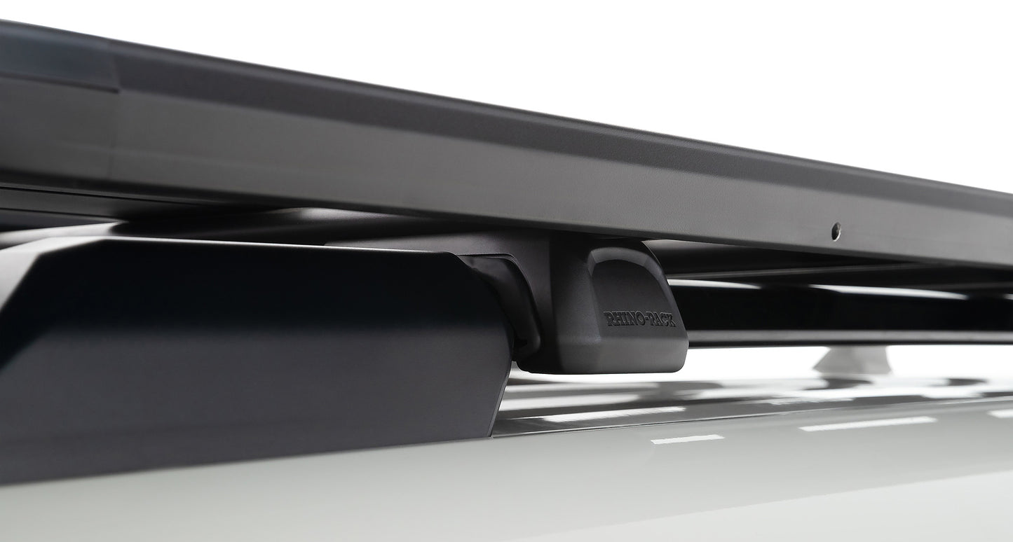 Kit galerie de toit Rhino-Rack pour Land Cruiser Prado 250 avec rails, montage robuste et design adapté au véhicule.