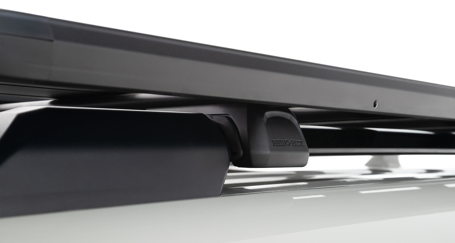 Kit galerie de toit Rhino-Rack pour Land Cruiser Prado 250 avec rails, montage robuste et design adapté au véhicule.