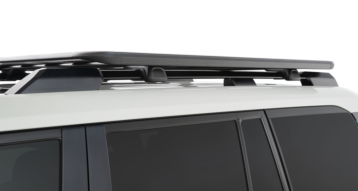 Galerie de toit RHINO-RACK pour Land Cruiser Prado 250 avec rails, fixation robuste pour transport de charges lourdes.