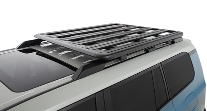 Kit galerie de toit RHINO-RACK pour Land Cruiser Prado 250 avec rails, vue de l'ensemble du système de fixation sur le toit.