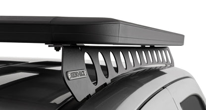 Kit galerie de toit Pioneer et Backbone RHINO-RACK sur Isuzu D-Max N60 Double Cab 2020, vue de côté avec supports robustes