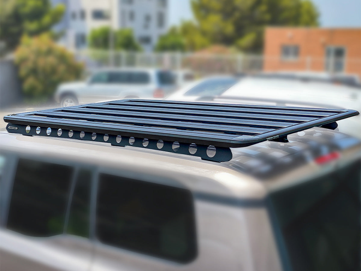 Galerie de toit Rhino-Rack Pioneer Land Cruiser Prado 250, acier, avec barres de fixation, vue en extérieur.