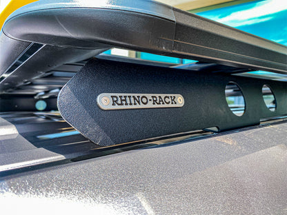 Galerie de toit Rhino-Rack Pioneer pour Land Cruiser Prado 250, en acier, avec barres de support et fixation robuste.