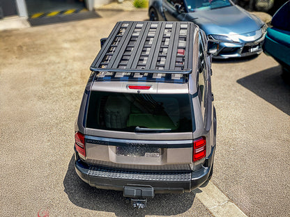 Kit galerie de toit Rhino-Rack Pioneer pour Land Cruiser Prado 250, dimensions 2100x1240mm, avec barres et fixations robustes.