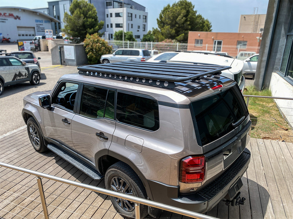 Kit galerie de toit Rhino-Rack Pioneer pour Land Cruiser Prado 250, dimensions 2100x1240mm, fixation robuste et design pratique.