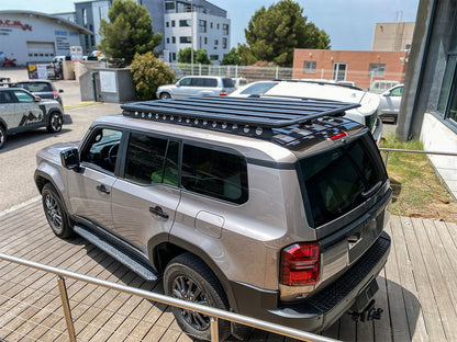 Kit galerie de toit Rhino-Rack Pioneer pour Land Cruiser Prado 250, dimensions 2100x1240mm, fixation robuste et design pratique.