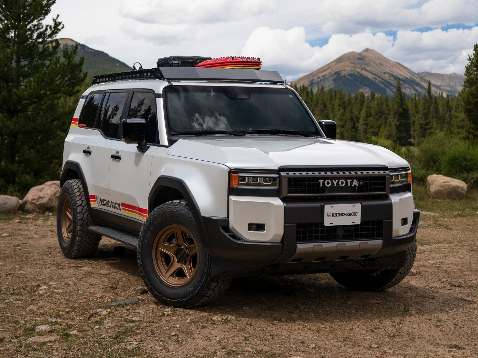 Galerie de toit Rhino-Rack pour Land Cruiser Prado 250, dimensions 2413x1219mm, fixation solide et design robuste.