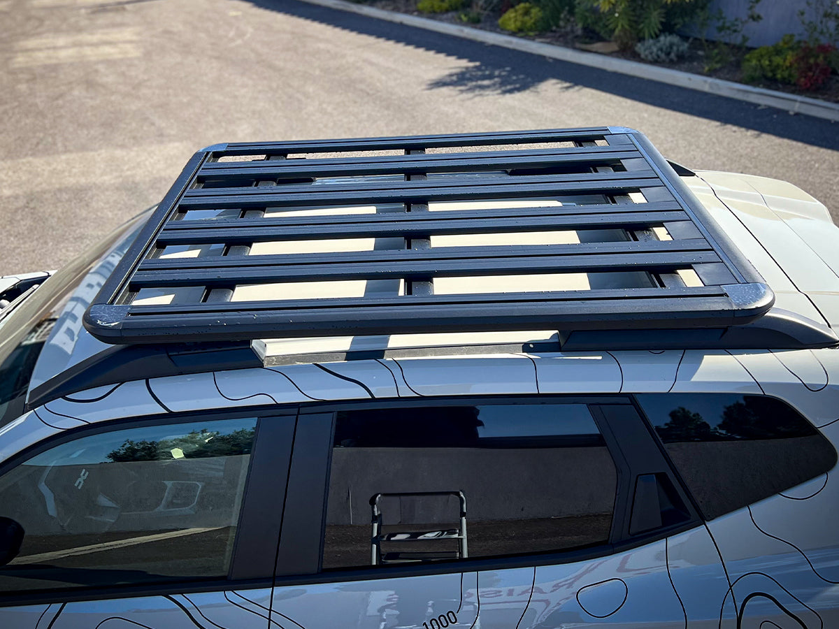 Kit de galerie de toit Pioneer RHINO-RACK pour Dacia Duster 2024+, dimensions 1300x1240mm, montage sur la voiture.