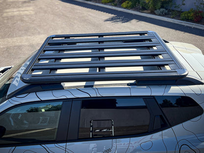 Kit de galerie de toit Pioneer RHINO-RACK pour Dacia Duster 2024+, dimensions 1300x1240mm, montage sur la voiture.