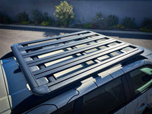 Galerie de toit Pioneer RHINO-RACK pour Dacia Bigster 2024, dimensions 1500x1240mm, installation sur le toit du véhicule.