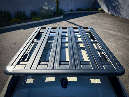 Galerie de toit RHINO-RACK Pioneer 1500x1240mm pour Dacia Bigster 2024, vue de face avec supports robustes.