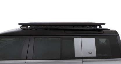 Galerie de toit Rhino-Rack Pioneer pour Land Rover Defender II 110 L663 2020+, fixation robuste et design fonctionnel visible.