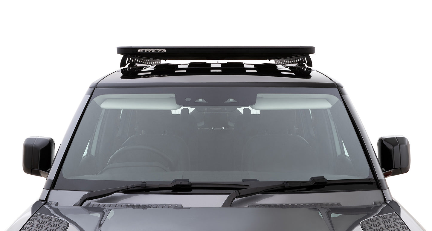 Galerie de toit Rhino-Rack Pioneer pour Land Rover Defender II 110 L663 2020+, fixation robuste et design compatible avec le véhicule.
