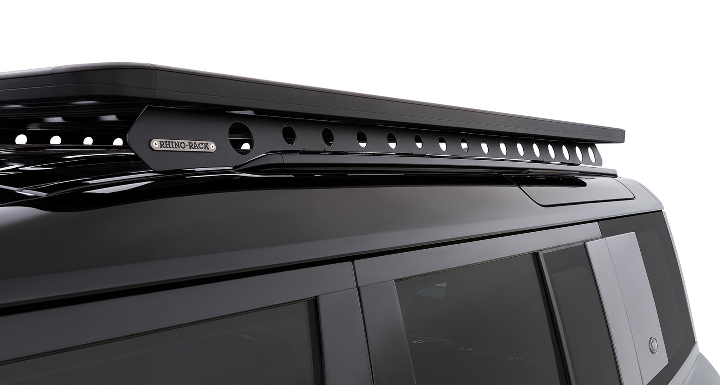 Galerie de toit Rhino-Rack Pioneer pour Land Rover Defender II 110 L663 2020+, fixation robuste en aluminium, vue de côté.