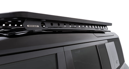 Galerie de toit Rhino-Rack Pioneer pour Land Rover Defender II 110 L663 2020+, fixation robuste en aluminium, vue de côté.