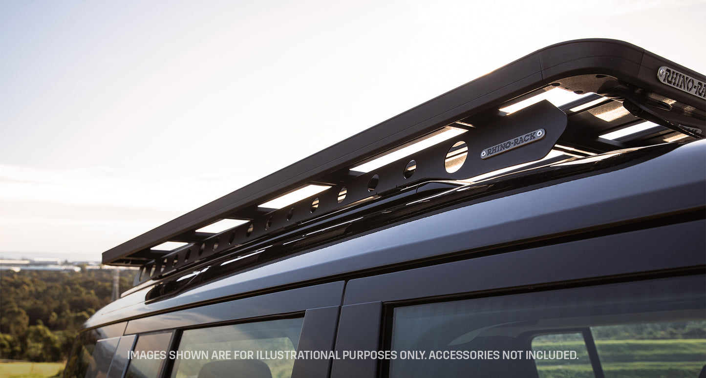 Galerie de toit RHINO-RACK Pioneer pour Land Rover Defender II 110 L663 2020+, 1900x1240mm, vue de côté.