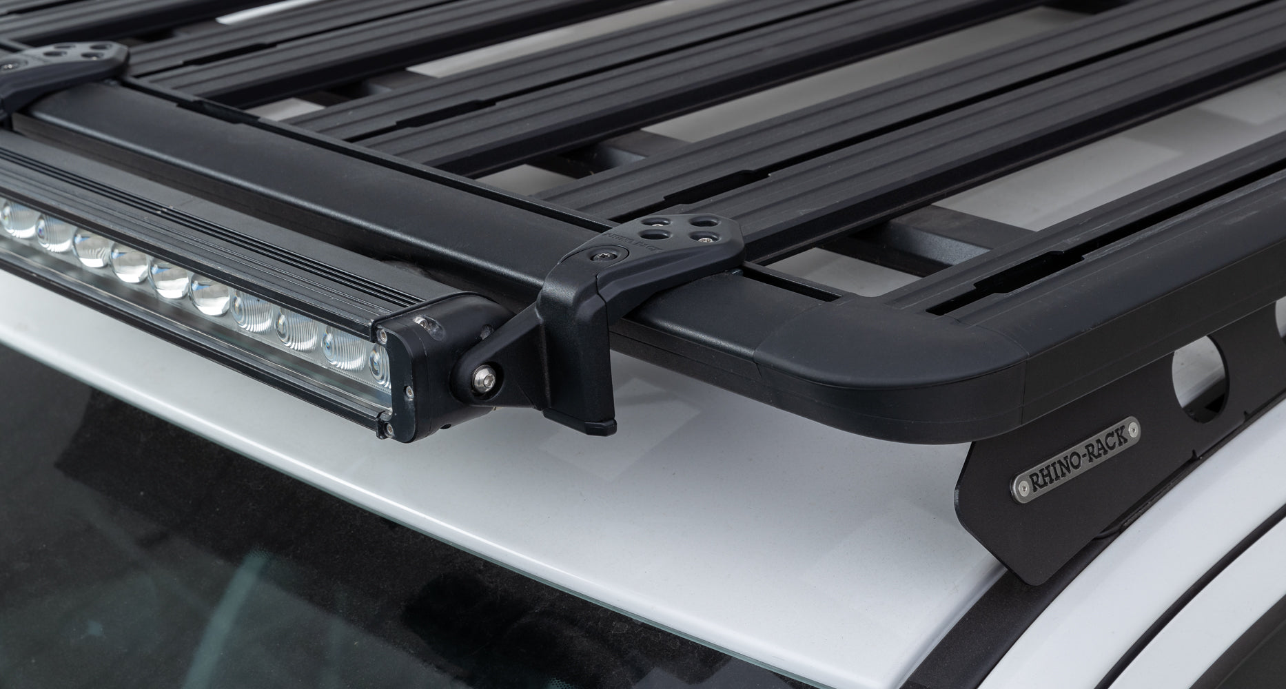 Kit d'installation rapide Stow-iT pour galerie ou barre de rangement Rhino-Rack, accessoires robustes pour montage facile.