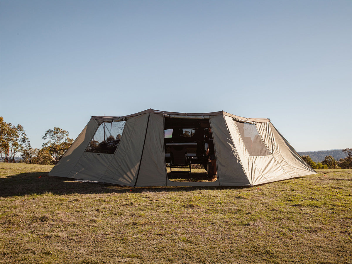 Kit murs d'auvent Batwing 180° RHINO-RACK pour extension d'abri tout-terrain, avec support et toile résistante.