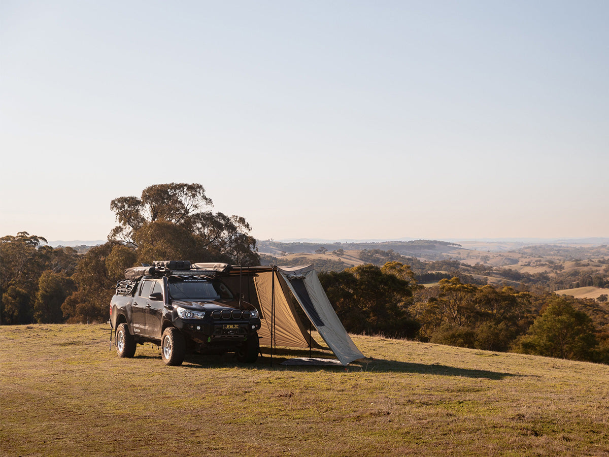 Kit murs pour auvent Batwing 180° de RHINO-RACK, extension pour abri tout-terrain, avec supports et fixation.