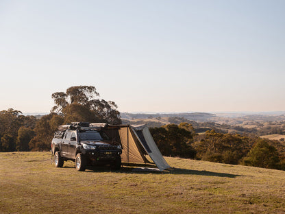 Kit murs pour auvent Batwing 180° de RHINO-RACK, extension pour abri tout-terrain, avec supports et fixation.