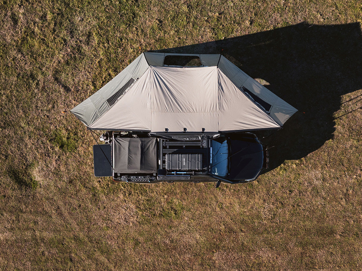Kit murs auvent Batwing 180° RHINO-RACK pour extension d'abri tout-terrain, avec auvent robuste et flexible.