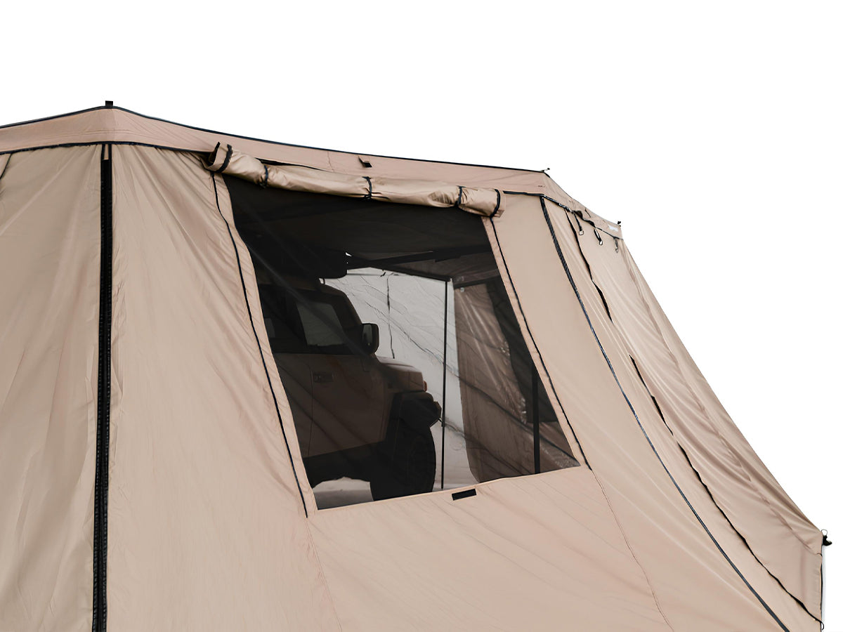 Kit parois pour auvent Batwing 270° autoportant de RHINO-RACK, avec support et structure pour installation sur véhicule.