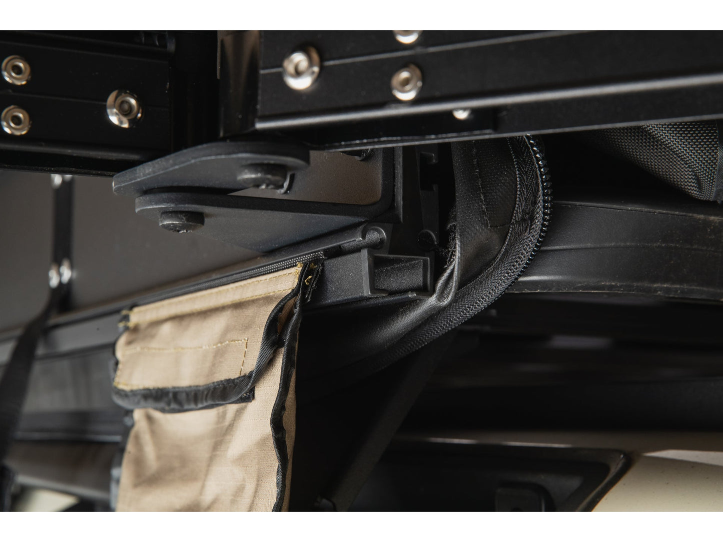 Auvent auto-portant 270° RHINO-RACK avec parois batwing côté droit pour véhicule, installation facile, protection contre les intempéries.