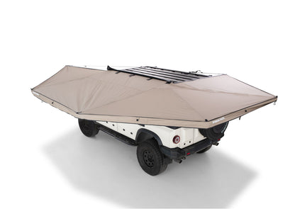 Auvent auto-portant 270° et parois Batwing côté gauche de la marque RHINO-RACK, pour véhicule tout-terrain.