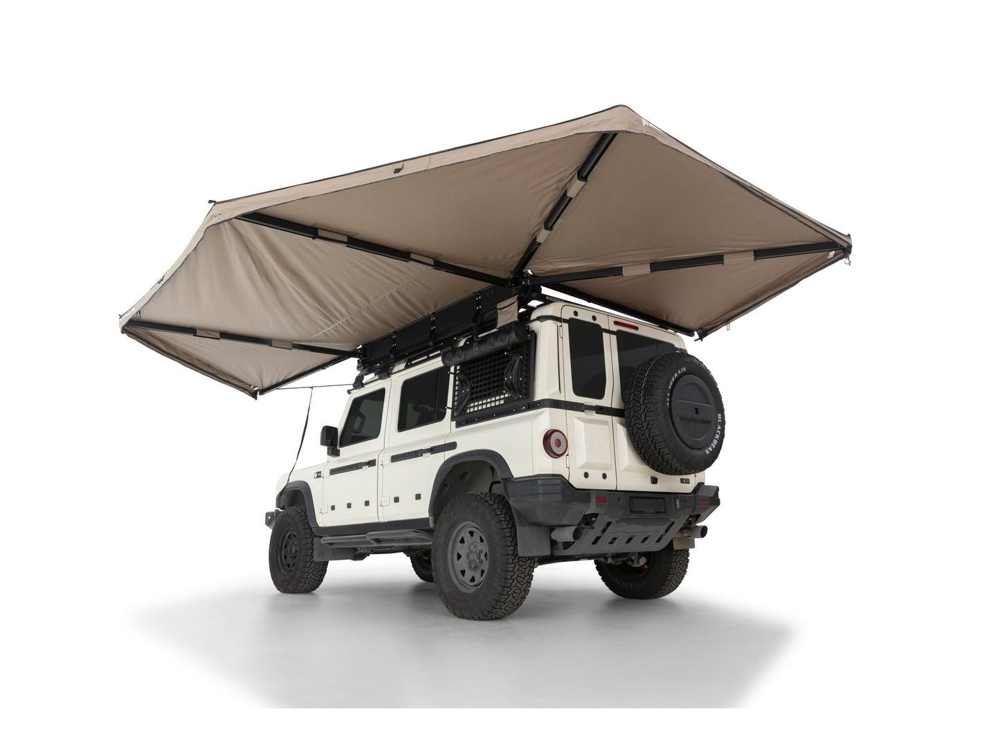 Auvent auto-portant 270° avec parois batwing côté gauche de la marque RHINO-RACK, installé sur un véhicule tout-terrain.