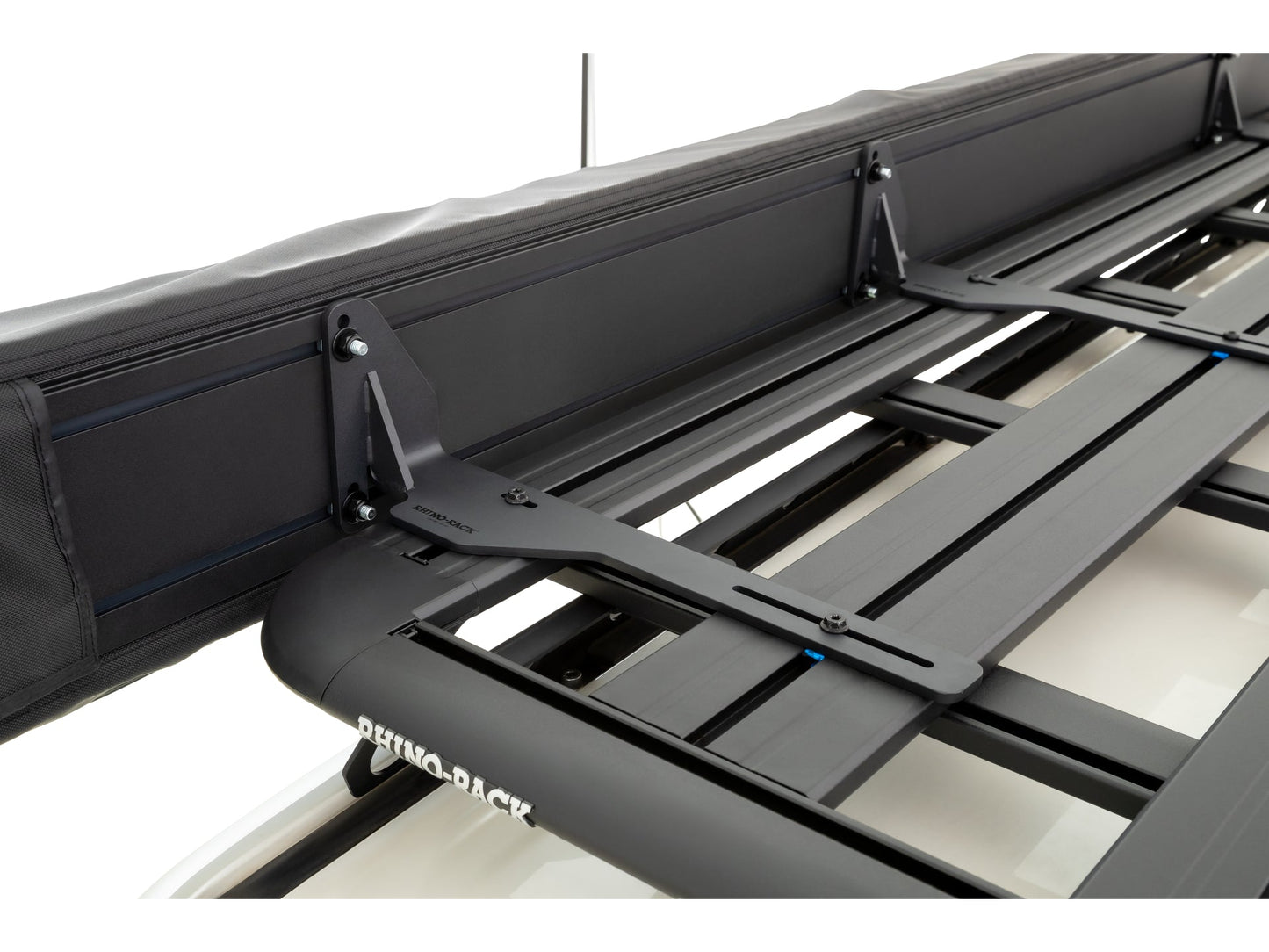 Auvent auto-portant 270° avec parois Batwing côté gauche de la marque Rhino-Rack, pour véhicule tout-terrain.