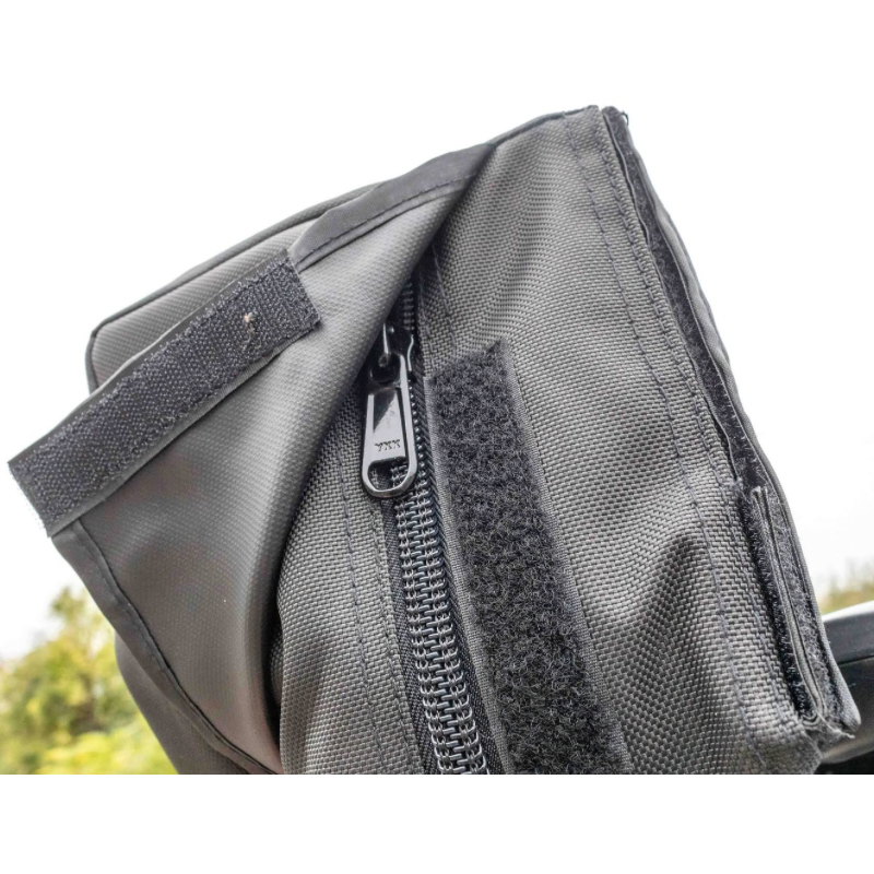 Auvent auto-portant 270° avec parois batwing côté gauche de la marque RHINO-RACK, pour véhicule tout-terrain.
