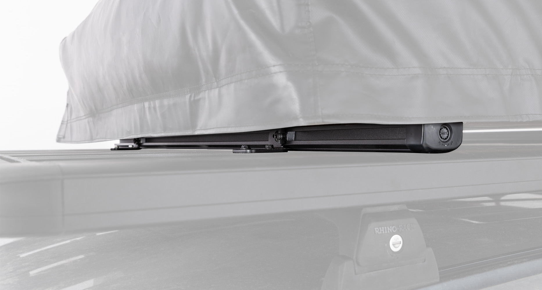 Support de tente de toit pour plateforme Pioneer Rhino-Rack, accessoire robuste pour installation en extérieur.