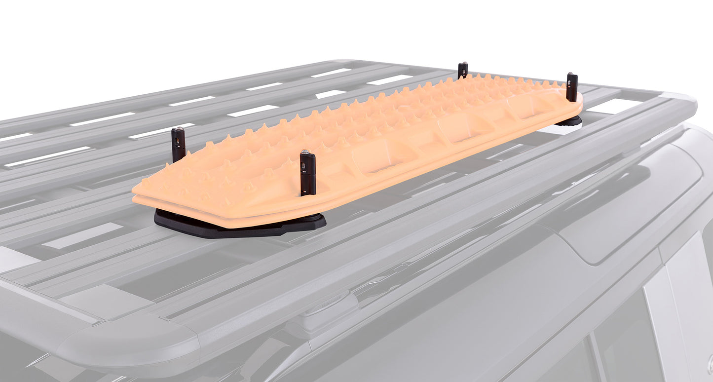 Support pour plaques à sable Maxtrax de RHINO-RACK, fixation sécurisée pour accessoires de véhicule tout-terrain.