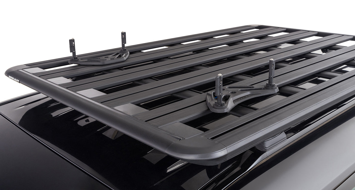 Support pour plaques à sable Maxtrax de RHINO-RACK, fixation sécurisée pour accessoires de véhicule tout-terrain.