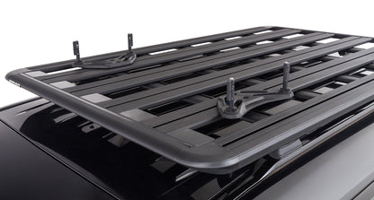 Support pour plaques à sable Maxtrax de RHINO-RACK, fixation sécurisée pour accessoires de véhicule tout-terrain.