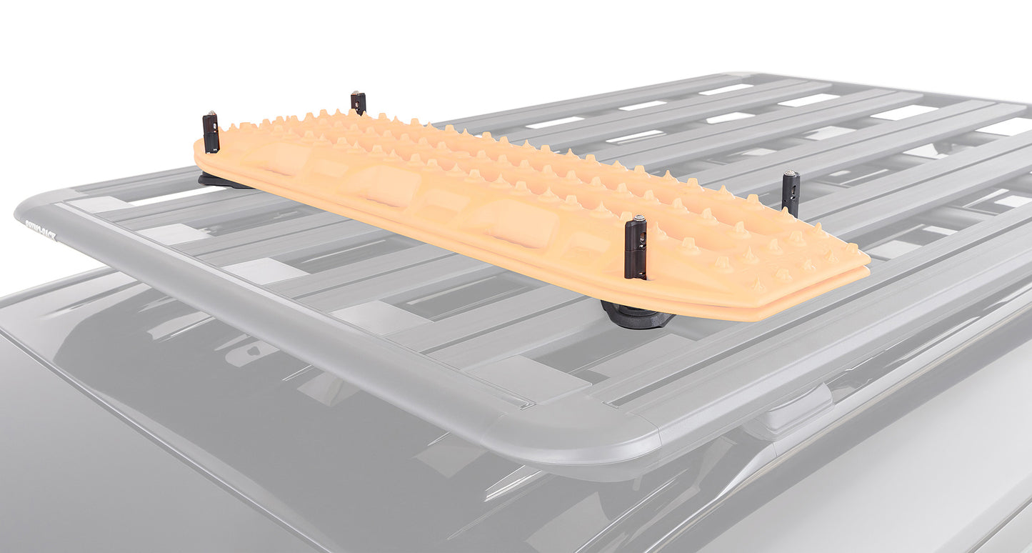 Support pour plaques à sable Maxtrax de RHINO-RACK, fixation sécurisée pour accessoires de véhicule tout-terrain.