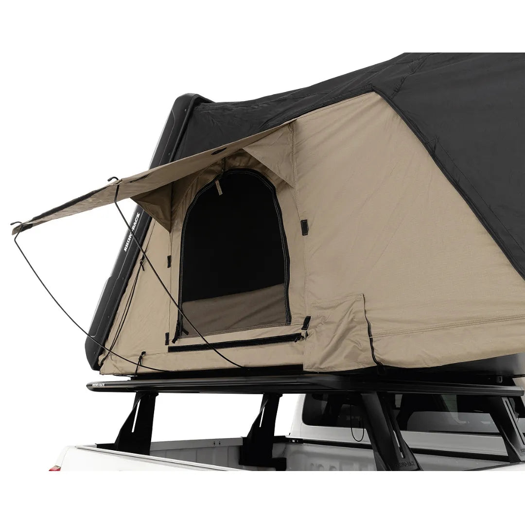 Tente de toit rigide Rhino-Rack de 2100 x 1300 mm, déployée sur un véhicule, avec fenêtres et porte transparente.