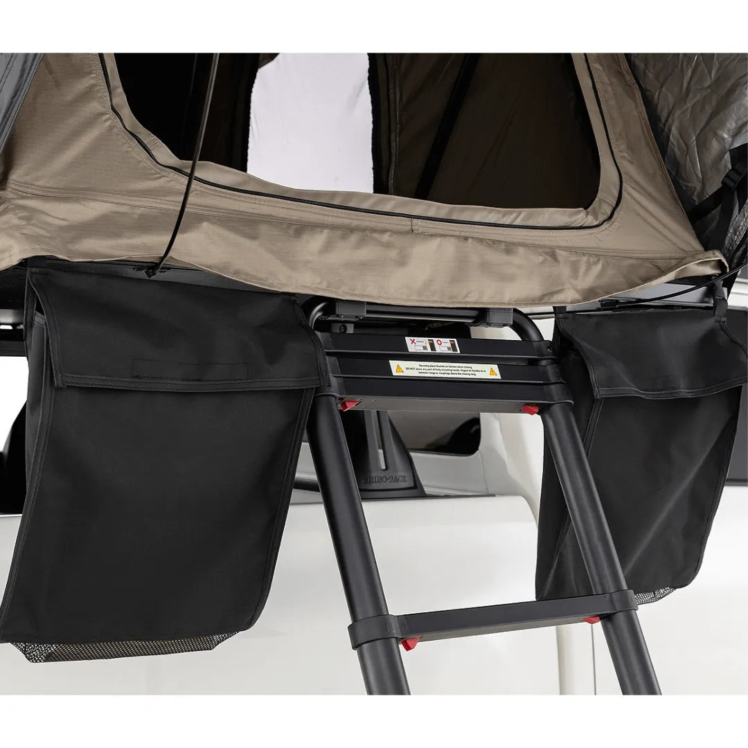 Tente de toit rigide RHINO-RACK de 2100 x 1300 mm, installée sur un véhicule, montrant ses panneaux solides et son design compact.