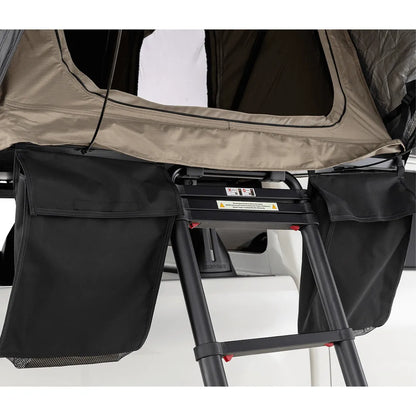 Tente de toit rigide RHINO-RACK de 2100 x 1300 mm, installée sur un véhicule, montrant ses panneaux solides et son design compact.